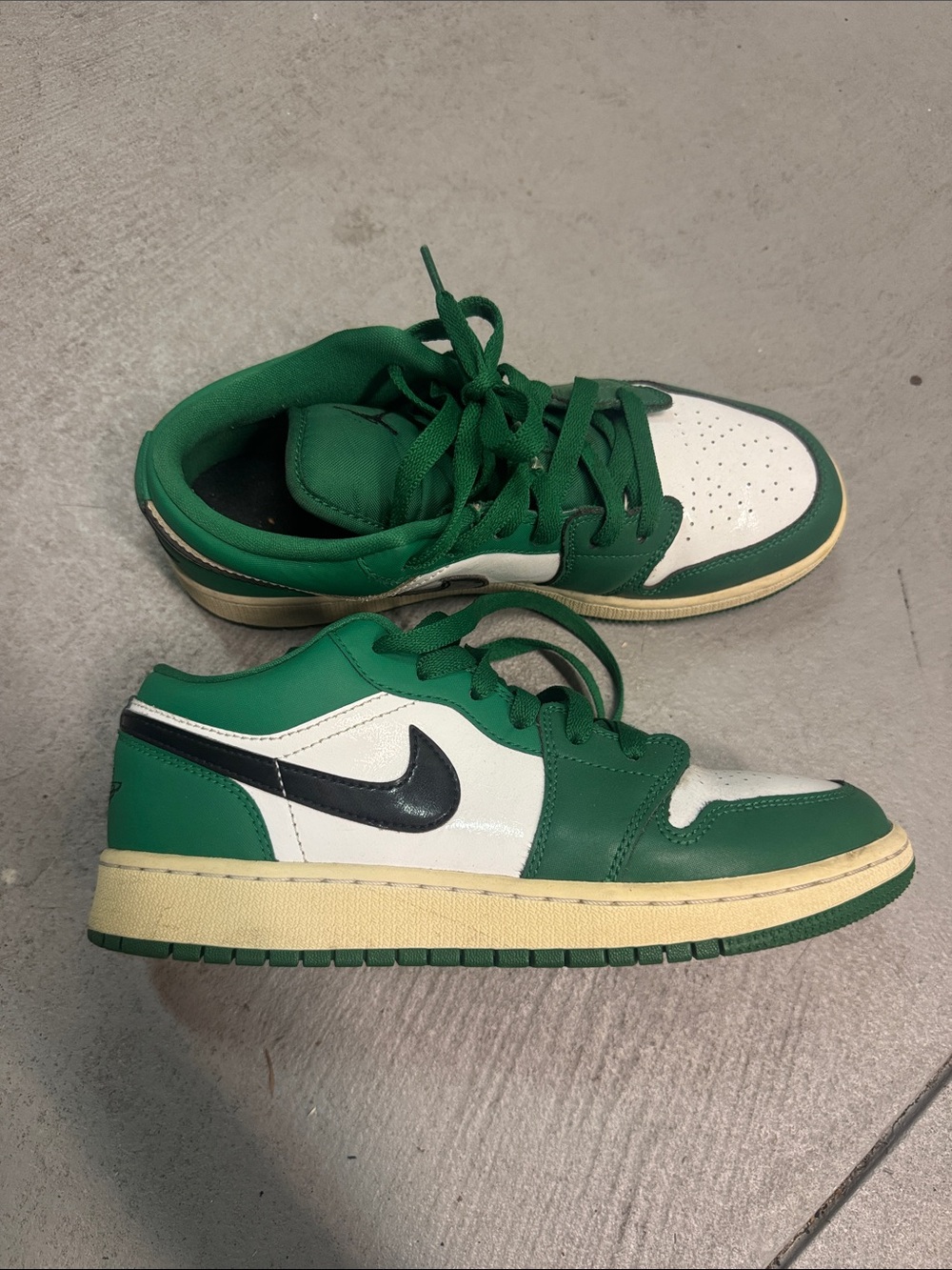 Nike Low Top Jordan youth Green and White 6 youth
